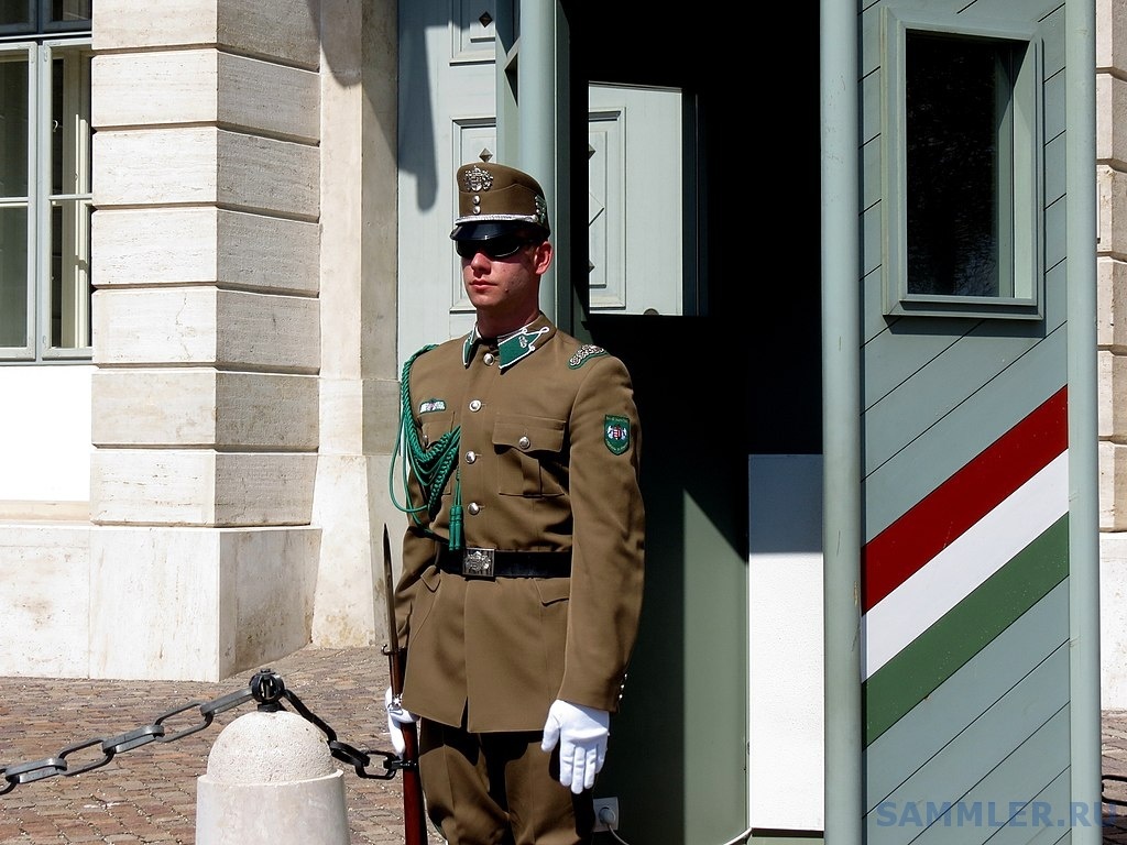 1024px-Ceremonial_guard_at_Sándor_palace,_2013_Budapest_(172)_(13229176254).jpg